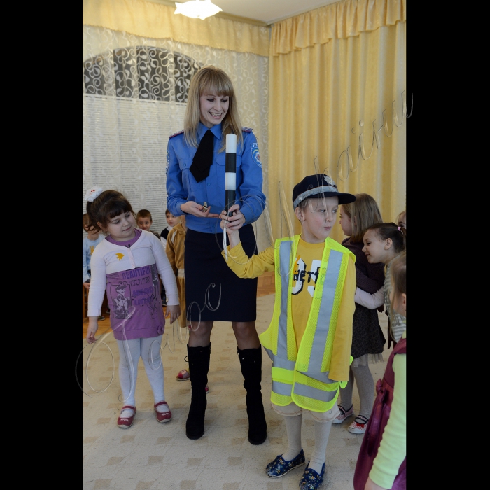 Дитячий садок №201. Дарницький район Києва. Співробітники ДАІ провели урок для дітей з правил безпеки на дорозі.