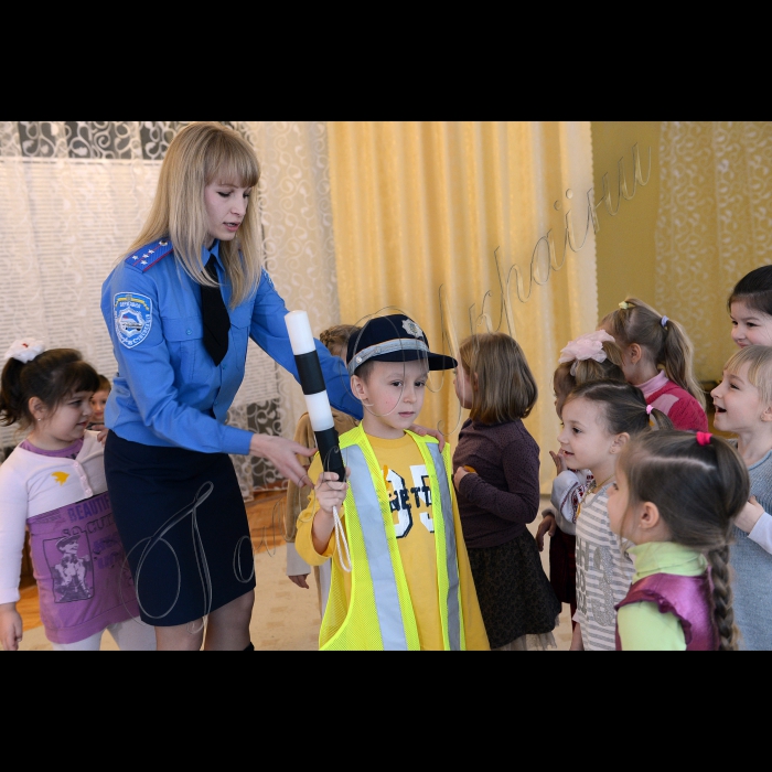 Дитячий садок №201. Дарницький район Києва. Співробітники ДАІ провели урок для дітей з правил безпеки на дорозі.