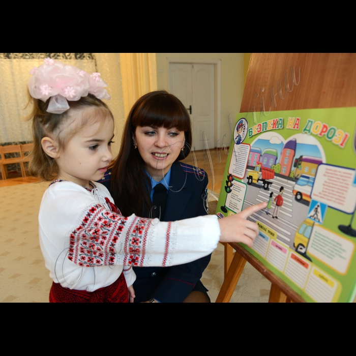 Дитячий садок №201. Дарницький район Києва. Співробітники ДАІ провели урок для дітей з правил безпеки на дорозі.