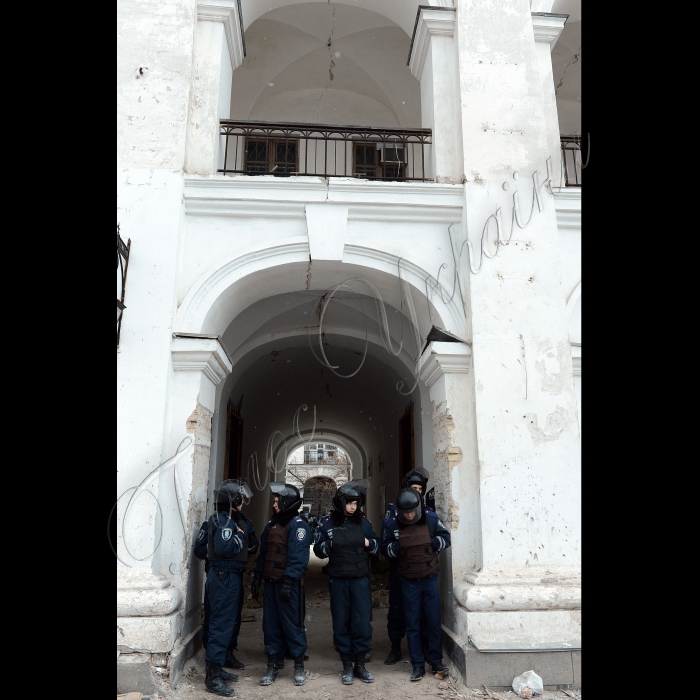 Акція біля Подільського РУВС захисників Гостиного двору з вимогами звільнити активістів (міліція вдень затримала кількох депутатів від ВО 