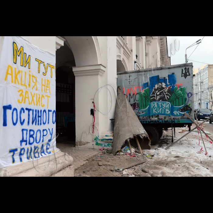 Акція біля Подільського РУВС захисників Гостиного двору з вимогами звільнити активістів (міліція вдень затримала кількох депутатів від ВО 