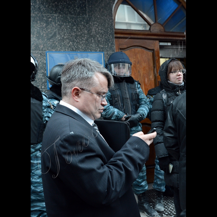Акція біля Подільського РУВС захисників Гостиного двору з вимогами звільнити активістів (міліція вдень затримала кількох депутатів від ВО 