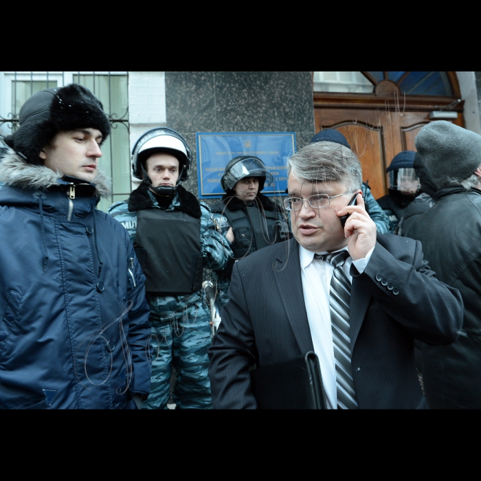 Акція біля Подільського РУВС захисників Гостиного двору з вимогами звільнити активістів (міліція вдень затримала кількох депутатів від ВО 