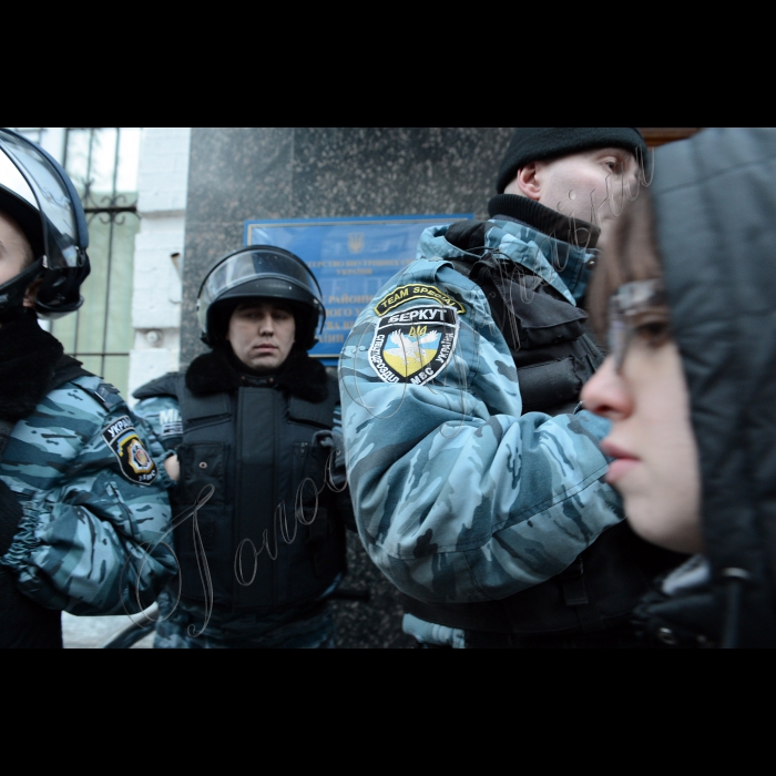 Акція біля Подільського РУВС захисників Гостиного двору з вимогами звільнити активістів (міліція вдень затримала кількох депутатів від ВО 