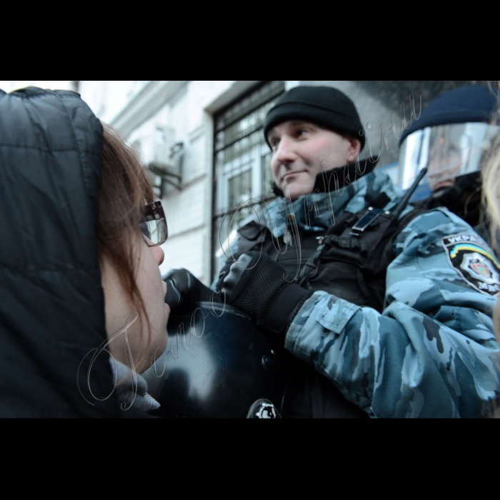 Акція біля Подільського РУВС захисників Гостиного двору з вимогами звільнити активістів (міліція вдень затримала кількох депутатів від ВО 