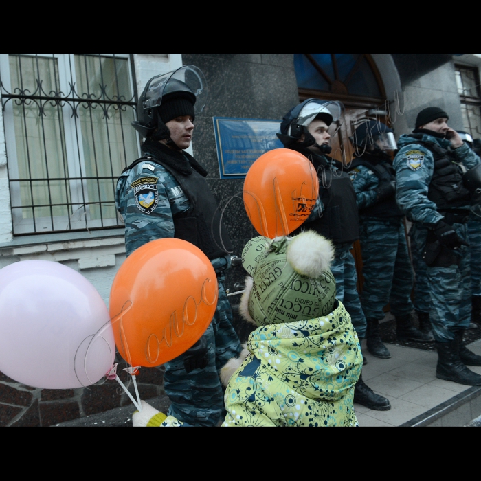 Акція біля Подільського РУВС захисників Гостиного двору з вимогами звільнити активістів (міліція вдень затримала кількох депутатів від ВО 