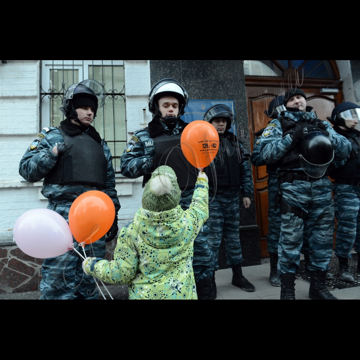 Акція біля Подільського РУВС захисників Гостиного двору з вимогами звільнити активістів (міліція вдень затримала кількох депутатів від ВО 