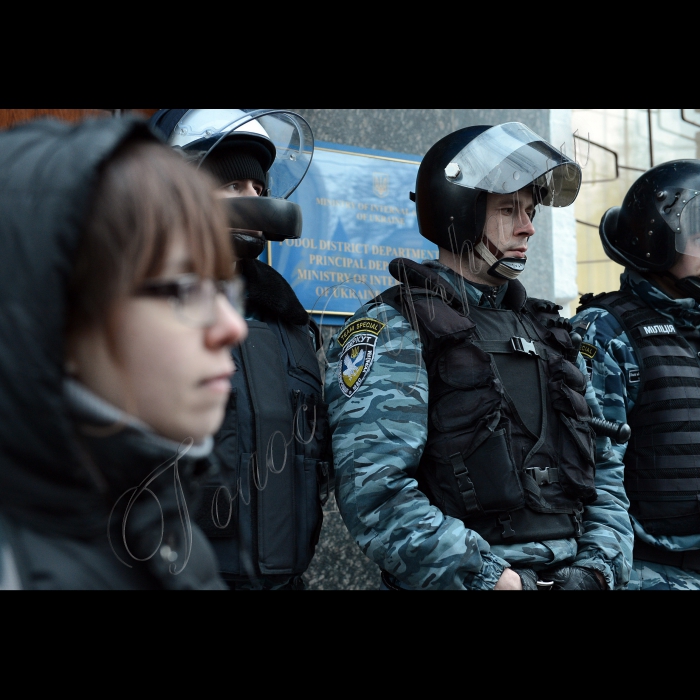Акція біля Подільського РУВС захисників Гостиного двору з вимогами звільнити активістів (міліція вдень затримала кількох депутатів від ВО 