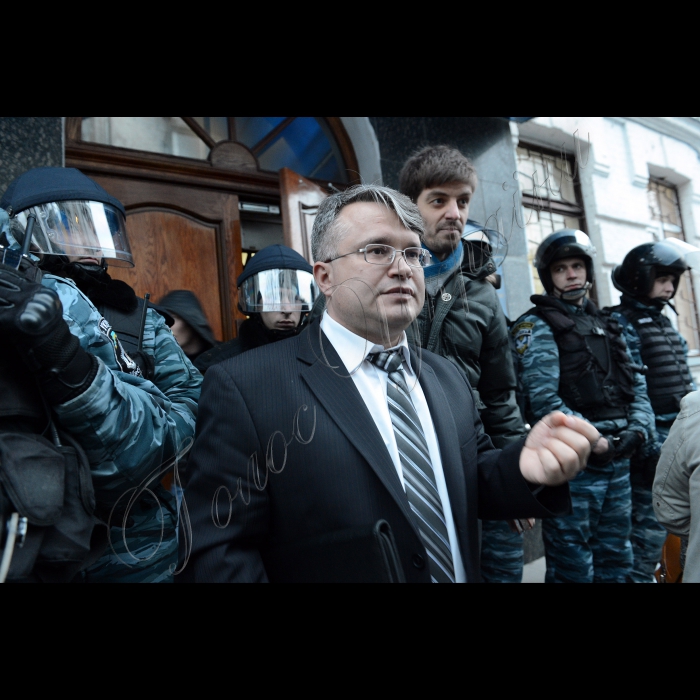 Акція біля Подільського РУВС захисників Гостиного двору з вимогами звільнити активістів (міліція вдень затримала кількох депутатів від ВО 