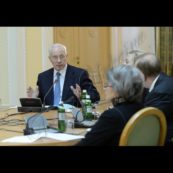 Прем'єр-міністр України Микола Азаров взяв участь у зустрічі з громадськими організаціями та експертами у сфері охорони здоров’я (Клуб Кабінету Міністрів).