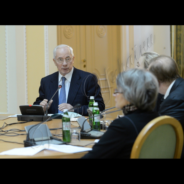 Прем'єр-міністр України Микола Азаров взяв участь у зустрічі з громадськими організаціями та експертами у сфері охорони здоров’я (Клуб Кабінету Міністрів).