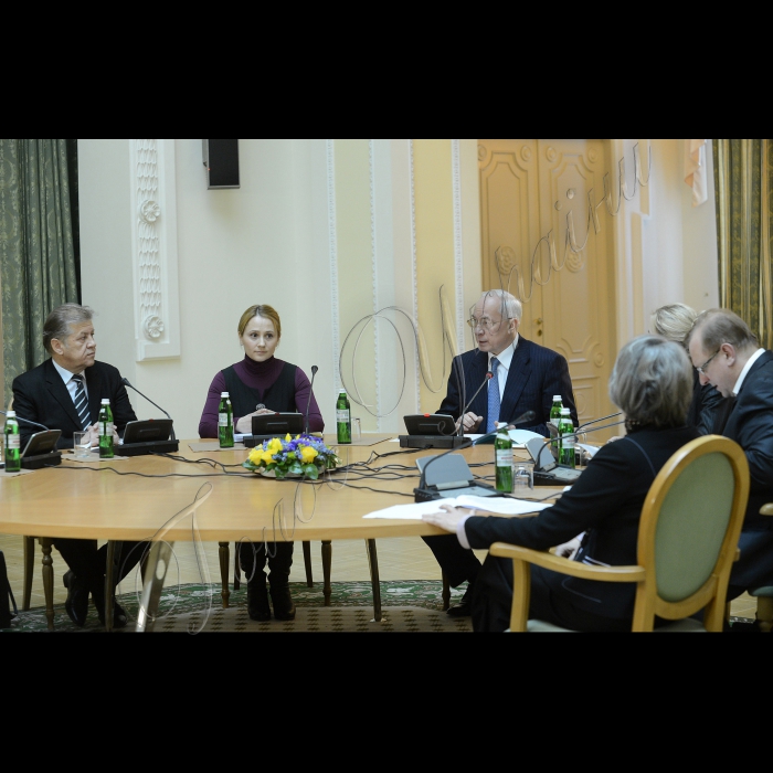 Прем'єр-міністр України Микола Азаров взяв участь у зустрічі з громадськими організаціями та експертами у сфері охорони здоров’я (Клуб Кабінету Міністрів).