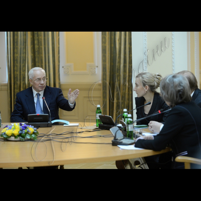 Прем'єр-міністр України Микола Азаров взяв участь у зустрічі з громадськими організаціями та експертами у сфері охорони здоров’я (Клуб Кабінету Міністрів).