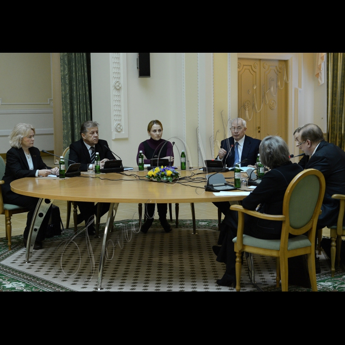 Прем'єр-міністр України Микола Азаров взяв участь у зустрічі з громадськими організаціями та експертами у сфері охорони здоров’я (Клуб Кабінету Міністрів).
Зліва направо: голова Всеукраїнської асоціації «Дитяча імунологія» Людмила Чернишова, директор державної наукової установи «Державний центр інноваційних біотехнологій» Олександр Гриневич, виконавчий директор громадської організації «Імунний щит нації» Наталія Винник, Микола Азаров.