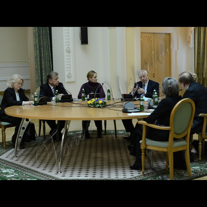 Прем'єр-міністр України Микола Азаров взяв участь у зустрічі з громадськими організаціями та експертами у сфері охорони здоров’я (Клуб Кабінету Міністрів).