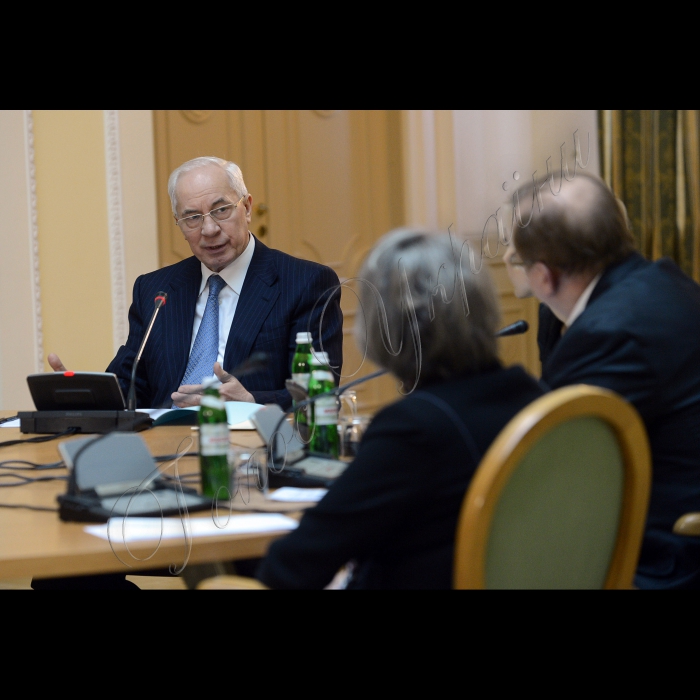 Прем'єр-міністр України Микола Азаров взяв участь у зустрічі з громадськими організаціями та експертами у сфері охорони здоров’я (Клуб Кабінету Міністрів).