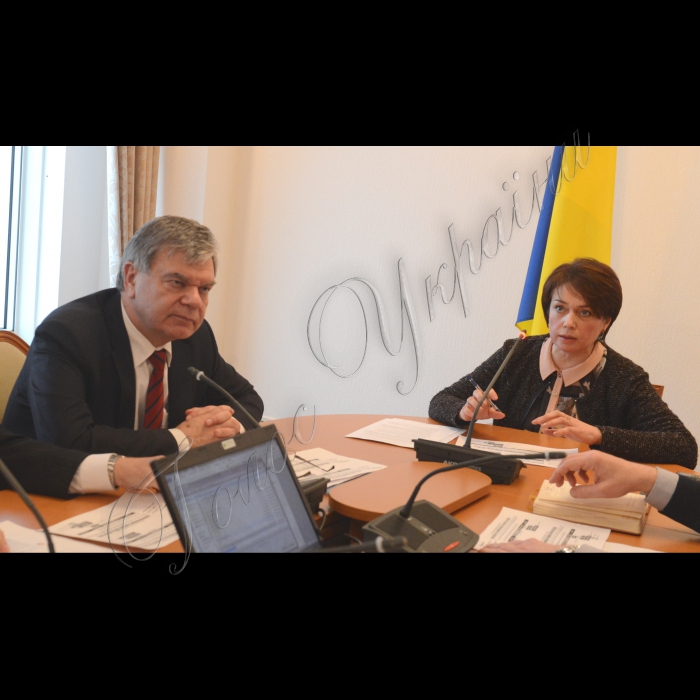 Відбулася Робоча нарада Комітету Верховної Ради України з питань науки і освіти щодо питання структури 12-річної загальної середньої освіти в контексті нової редакції Закону України «Про освіту».
Василь Кремінь - президент Національної академії педагогічних наук України та Лілія Гриневич - Голова Комітету Верховної Ради України з питань науки і освіти (зліва направо)