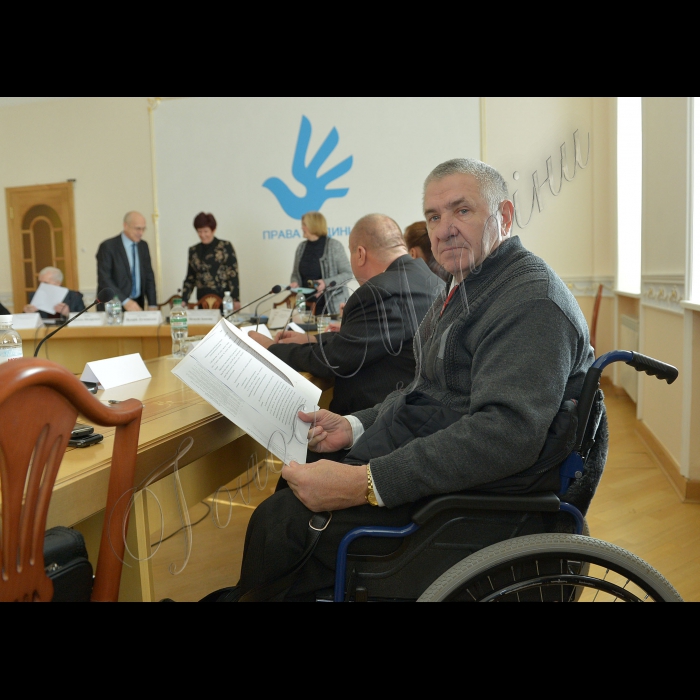 Конференція  «Основні проблеми повноцінної реалізації прав людей з інвалідністю на належне транспортне обслуговування».  Конференція проводиться Всеукраїнською організацією інвалідів «Союз організацій інвалідів» за підтримки секретаріату Уповноваженого Верховної Ради України з прав людини. Перший заступник голови ВОІ СОІУ Леонід Тарасенко, голова ВОІ СОІУ Василь Назаренко,  Уповноважений Верховної Ради України з прав людини Валерія Лутковська, представник Уповноваженого Верховної Ради України з прав людини Наталія Іванова. 