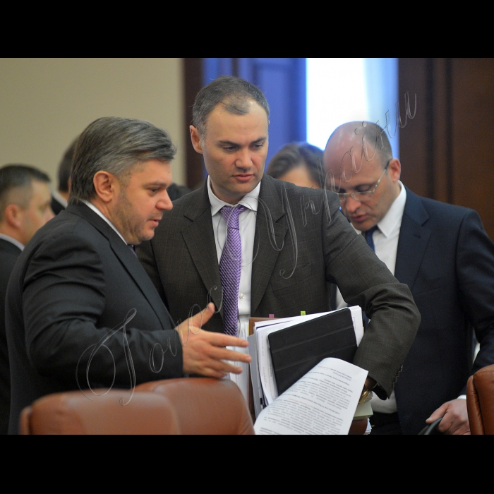 Під головуванням Прем’єр-міністра України Миколи Азарова відбулося засідання Кабінету Міністрів України.
22-24 березня Україна пережила справжнє стихійне лихо. Якщо у західних областях раніше випало до 40 сантиметрів снігу, то за лічені години у північних випало до 50 сантиметрів, у Києві - понад 60 сантиметрів, у Сумах - до 80 сантиметрів. Потужні снігопади накрили також Черкаську, Полтавську, Житомирську та Чернігівську області. 
Міністр енергетики та вугільної промисловості України Едуард Ставицький, міністр фінансів України Юрій Колобов.