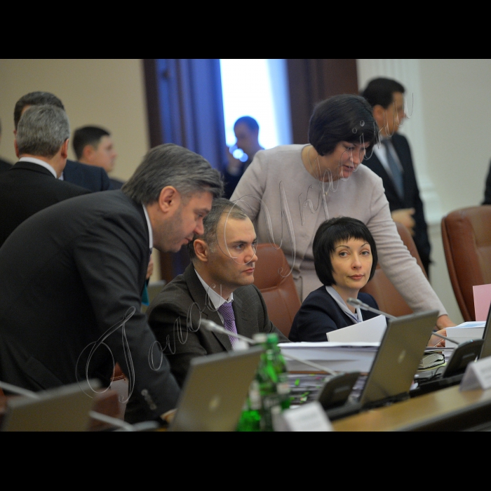 Під головуванням Прем’єр-міністра України Миколи Азарова відбулося засідання Кабінету Міністрів України.
22-24 березня Україна пережила справжнє стихійне лихо. Якщо у західних областях раніше випало до 40 сантиметрів снігу, то за лічені години у північних випало до 50 сантиметрів, у Києві - понад 60 сантиметрів, у Сумах - до 80 сантиметрів. Потужні снігопади накрили також Черкаську, Полтавську, Житомирську та Чернігівську області. 