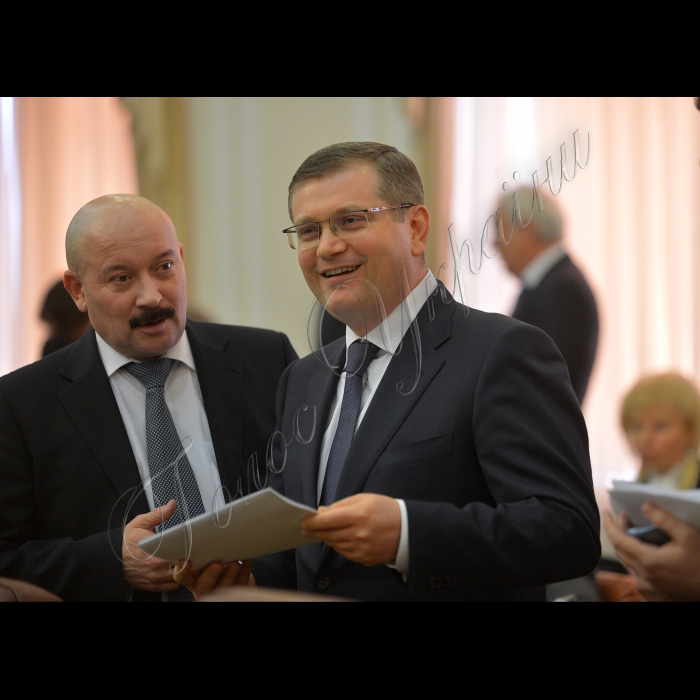 Під головуванням Прем’єр-міністра України Миколи Азарова відбулося засідання Кабінету Міністрів України.
22-24 березня Україна пережила справжнє стихійне лихо. Якщо у західних областях раніше випало до 40 сантиметрів снігу, то за лічені години у північних випало до 50 сантиметрів, у Києві - понад 60 сантиметрів, у Сумах - до 80 сантиметрів. Потужні снігопади накрили також Черкаську, Полтавську, Житомирську та Чернігівську області. 
Голова Державної служби з надзвичайних ситуацій Михайло Болотських, віце-прем'єр-міністр України Олександр Вілкул.