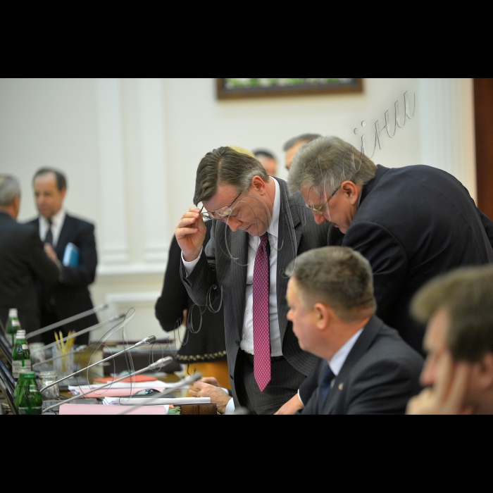 Під головуванням Прем’єр-міністра України Миколи Азарова відбулося засідання Кабінету Міністрів України.
22-24 березня Україна пережила справжнє стихійне лихо. Якщо у західних областях раніше випало до 40 сантиметрів снігу, то за лічені години у північних випало до 50 сантиметрів, у Києві - понад 60 сантиметрів, у Сумах - до 80 сантиметрів. Потужні снігопади накрили також Черкаську, Полтавську, Житомирську та Чернігівську області. 