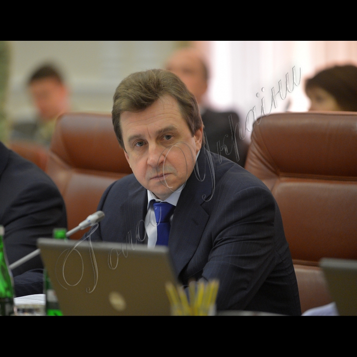 Під головуванням Прем’єр-міністра України Миколи Азарова відбулося засідання Кабінету Міністрів України.
22-24 березня Україна пережила справжнє стихійне лихо. Якщо у західних областях раніше випало до 40 сантиметрів снігу, то за лічені години у північних випало до 50 сантиметрів, у Києві - понад 60 сантиметрів, у Сумах - до 80 сантиметрів. Потужні снігопади накрили також Черкаську, Полтавську, Житомирську та Чернігівську області. 