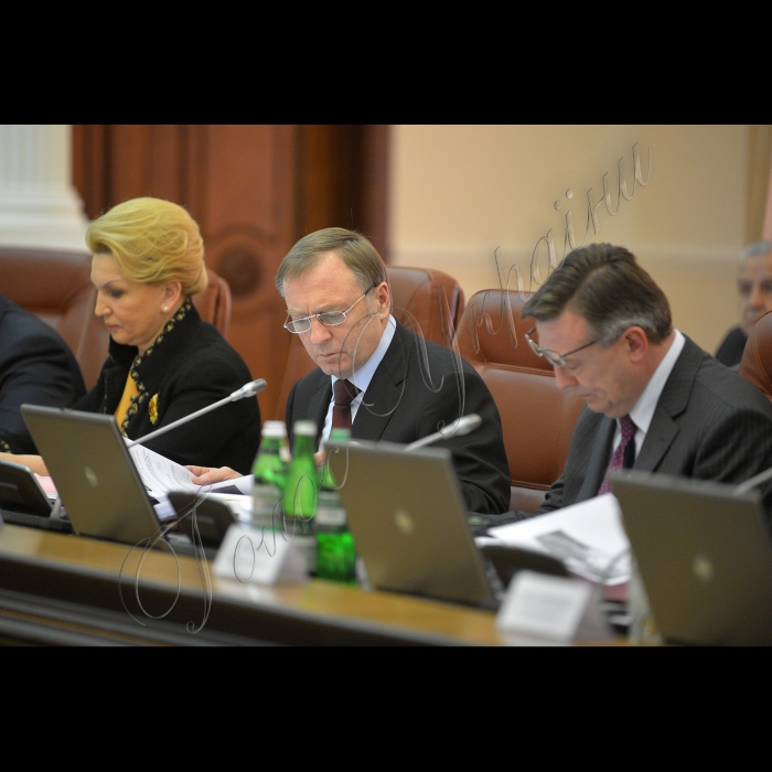 Під головуванням Прем’єр-міністра України Миколи Азарова відбулося засідання Кабінету Міністрів України.
22-24 березня Україна пережила справжнє стихійне лихо. Якщо у західних областях раніше випало до 40 сантиметрів снігу, то за лічені години у північних випало до 50 сантиметрів, у Києві - понад 60 сантиметрів, у Сумах - до 80 сантиметрів. Потужні снігопади накрили також Черкаську, Полтавську, Житомирську та Чернігівську області. 
Міністр охорони здоров'я України Раїса Богатирьова, міністр юстиції України Олександр Лавринович, міністр закордонних справ України Леонід Кожара.
