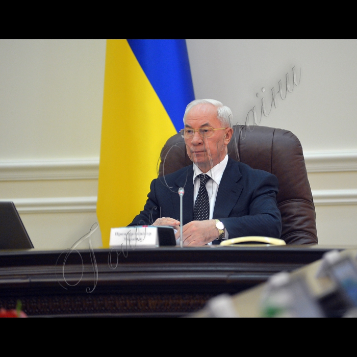 Під головуванням Прем’єр-міністра України Миколи Азарова відбулося засідання Кабінету Міністрів України.
22-24 березня Україна пережила справжнє стихійне лихо. Якщо у західних областях раніше випало до 40 сантиметрів снігу, то за лічені години у північних випало до 50 сантиметрів, у Києві - понад 60 сантиметрів, у Сумах - до 80 сантиметрів. Потужні снігопади накрили також Черкаську, Полтавську, Житомирську та Чернігівську області. 