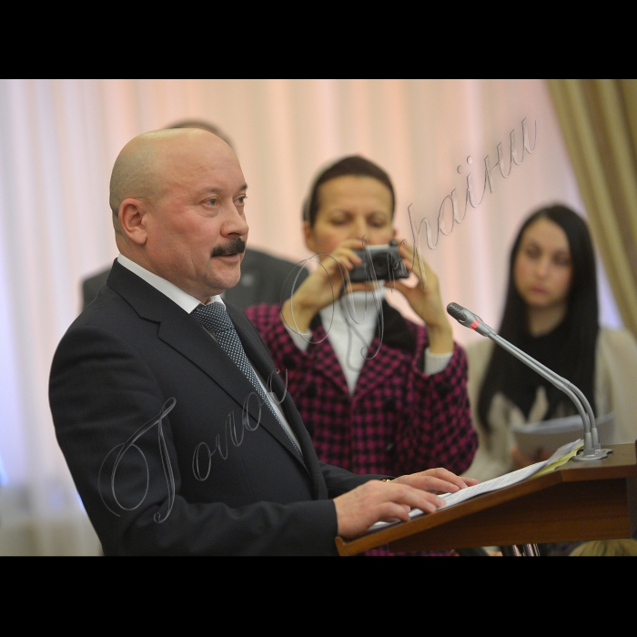 Під головуванням Прем’єр-міністра України Миколи Азарова відбулося засідання Кабінету Міністрів України.
22-24 березня Україна пережила справжнє стихійне лихо. Якщо у західних областях раніше випало до 40 сантиметрів снігу, то за лічені години у північних випало до 50 сантиметрів, у Києві - понад 60 сантиметрів, у Сумах - до 80 сантиметрів. Потужні снігопади накрили також Черкаську, Полтавську, Житомирську та Чернігівську області. 