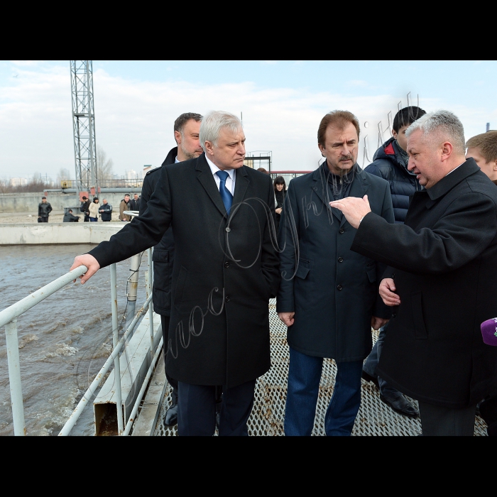 Голова КМДА Олександр Попов проінспектував стан споруд Бортницької станції аерації.
Голова правління ПАТ «АК «Київводоканал» Валерій Ченчевий, Голова КМДА Олександр Попов, директор Бортницької станції аерації Володимир Бражник.
