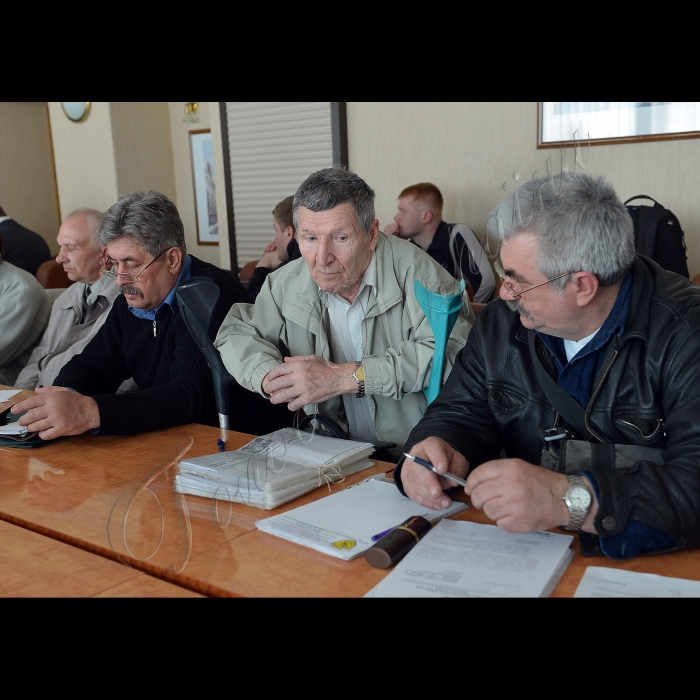 У Києві шахтарі-інваліди зі Східного й Західного Донбасу вийшли на переговори з Мінсоцполітики. Вони вимагатимуть від держави осучаснення пенсійних і щомісячних страхових виплат. Також вони вимагають скасування законопроекту, який порушує їхні соціальні права й інтереси.
Сергій Пузіков - представник Красноармійської організації шахтарів-інвалідів  Донецької області, Юрій Кузьменко - перший заступник голови обласної громадської організації з соціального захисту інвалідів та потерпілих на виробництві Донецької області «Захист», Євген Чеботарьов -- голова обласної громадської організації з соціального захисту інвалідів та потерпілих на виробництві Донецької області «Захист».