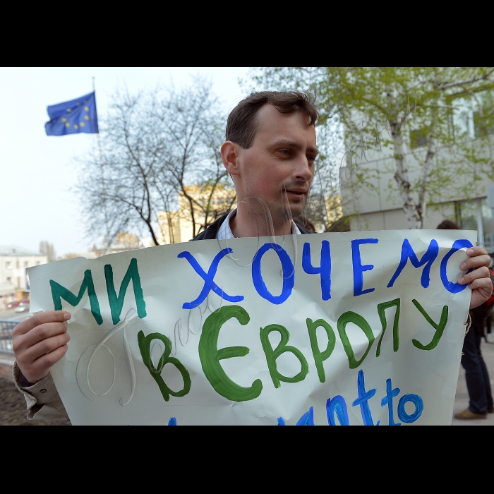 Біля Представництва Європейського Союзу в Україні відбулась акція  «Молодь обирає Європу». Представники громадських організацій передали до Представництва Європейського Союзу в Україні та до посольств Нідерландів, Данії, Польщі, Литви звернення з проханням до міністрів закордонних справ цих країн підтримати підписання Угоди про асоціацію між Україною та ЄС.  Ця акція є першим заходом нового руху «Європейське покоління», започаткованого Громадянським рухом «Відсіч», мета якого -- продемонструвати європейським політикам, що молодь  виступає за євроінтеграцію і прагне жити в європейській Україні (вул. Володимирська, 101).