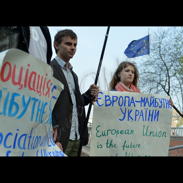 Біля Представництва Європейського Союзу в Україні відбулась акція  «Молодь обирає Європу». Представники громадських організацій передали до Представництва Європейського Союзу в Україні та до посольств Нідерландів, Данії, Польщі, Литви звернення з проханням до міністрів закордонних справ цих країн підтримати підписання Угоди про асоціацію між Україною та ЄС.  Ця акція є першим заходом нового руху «Європейське покоління», започаткованого Громадянським рухом «Відсіч», мета якого -- продемонструвати європейським політикам, що молодь  виступає за євроінтеграцію і прагне жити в європейській Україні (вул. Володимирська, 101).