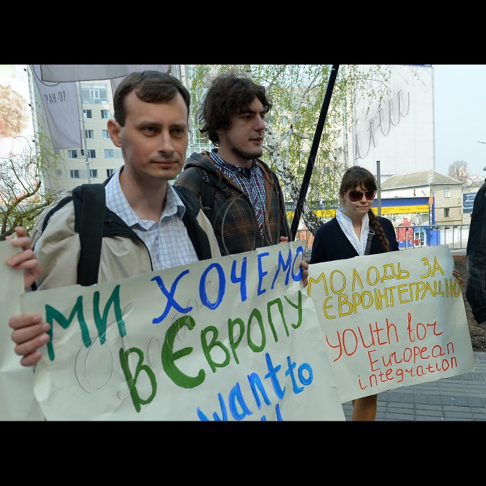 Біля Представництва Європейського Союзу в Україні відбулась акція  «Молодь обирає Європу». Представники громадських організацій передали до Представництва Європейського Союзу в Україні та до посольств Нідерландів, Данії, Польщі, Литви звернення з проханням до міністрів закордонних справ цих країн підтримати підписання Угоди про асоціацію між Україною та ЄС.  Ця акція є першим заходом нового руху «Європейське покоління», започаткованого Громадянським рухом «Відсіч», мета якого -- продемонструвати європейським політикам, що молодь  виступає за євроінтеграцію і прагне жити в європейській Україні (вул. Володимирська, 101).
