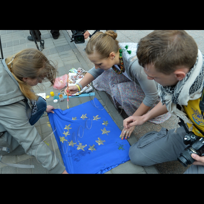 Біля Представництва Європейського Союзу в Україні відбулась акція  «Молодь обирає Європу». Представники громадських організацій передали до Представництва Європейського Союзу в Україні та до посольств Нідерландів, Данії, Польщі, Литви звернення з проханням до міністрів закордонних справ цих країн підтримати підписання Угоди про асоціацію між Україною та ЄС.  Ця акція є першим заходом нового руху «Європейське покоління», започаткованого Громадянським рухом «Відсіч», мета якого -- продемонструвати європейським політикам, що молодь  виступає за євроінтеграцію і прагне жити в європейській Україні (вул. Володимирська, 101).