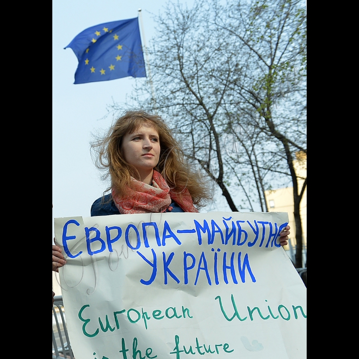 Біля Представництва Європейського Союзу в Україні відбулась акція  «Молодь обирає Європу». Представники громадських організацій передали до Представництва Європейського Союзу в Україні та до посольств Нідерландів, Данії, Польщі, Литви звернення з проханням до міністрів закордонних справ цих країн підтримати підписання Угоди про асоціацію між Україною та ЄС.  Ця акція є першим заходом нового руху «Європейське покоління», започаткованого Громадянським рухом «Відсіч», мета якого -- продемонструвати європейським політикам, що молодь  виступає за євроінтеграцію і прагне жити в європейській Україні (вул. Володимирська, 101).