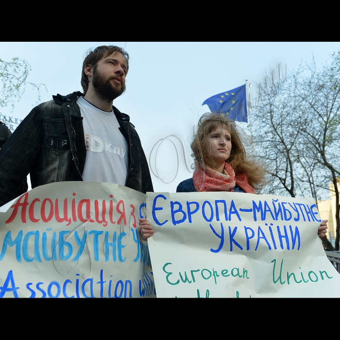 Біля Представництва Європейського Союзу в Україні відбулась акція  «Молодь обирає Європу». Представники громадських організацій передали до Представництва Європейського Союзу в Україні та до посольств Нідерландів, Данії, Польщі, Литви звернення з проханням до міністрів закордонних справ цих країн підтримати підписання Угоди про асоціацію між Україною та ЄС.  Ця акція є першим заходом нового руху «Європейське покоління», започаткованого Громадянським рухом «Відсіч», мета якого -- продемонструвати європейським політикам, що молодь  виступає за євроінтеграцію і прагне жити в європейській Україні (вул. Володимирська, 101).