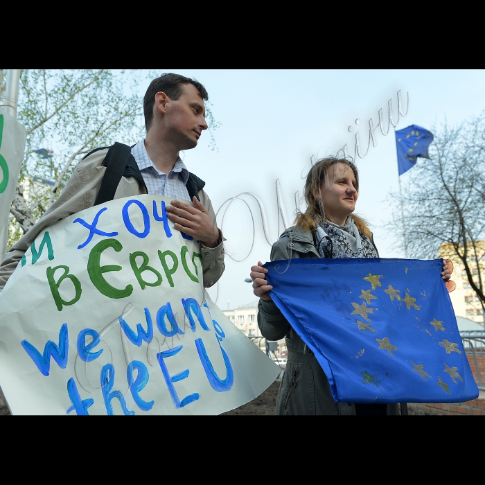 Біля Представництва Європейського Союзу в Україні відбулась акція  «Молодь обирає Європу». Представники громадських організацій передали до Представництва Європейського Союзу в Україні та до посольств Нідерландів, Данії, Польщі, Литви звернення з проханням до міністрів закордонних справ цих країн підтримати підписання Угоди про асоціацію між Україною та ЄС.  Ця акція є першим заходом нового руху «Європейське покоління», започаткованого Громадянським рухом «Відсіч», мета якого -- продемонструвати європейським політикам, що молодь  виступає за євроінтеграцію і прагне жити в європейській Україні (вул. Володимирська, 101).