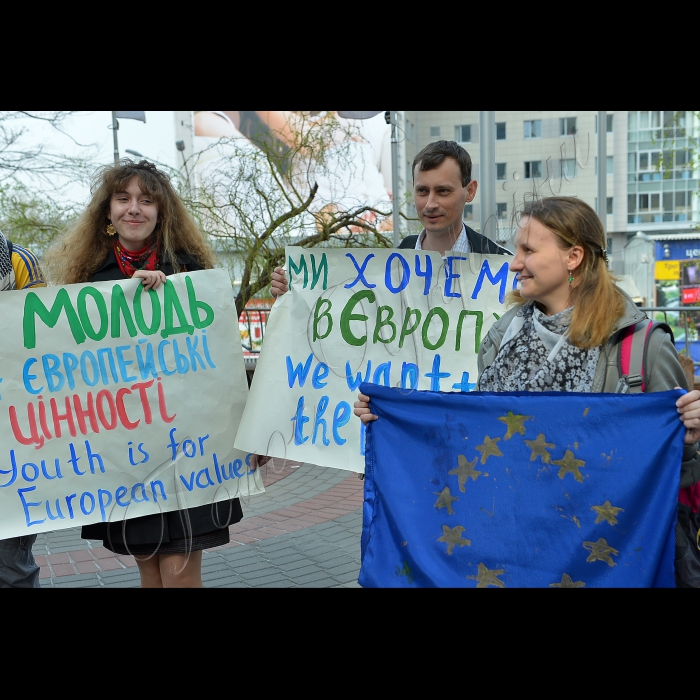 Біля Представництва Європейського Союзу в Україні відбулась акція  «Молодь обирає Європу». Представники громадських організацій передали до Представництва Європейського Союзу в Україні та до посольств Нідерландів, Данії, Польщі, Литви звернення з проханням до міністрів закордонних справ цих країн підтримати підписання Угоди про асоціацію між Україною та ЄС.  Ця акція є першим заходом нового руху «Європейське покоління», започаткованого Громадянським рухом «Відсіч», мета якого -- продемонструвати європейським політикам, що молодь  виступає за євроінтеграцію і прагне жити в європейській Україні (вул. Володимирська, 101).