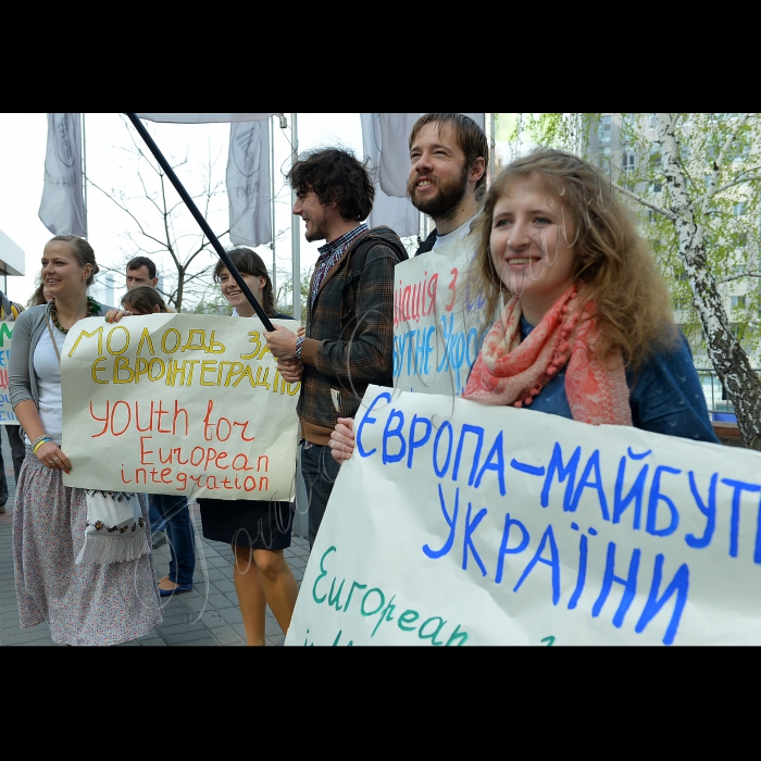 Біля Представництва Європейського Союзу в Україні відбулась акція  «Молодь обирає Європу». Представники громадських організацій передали до Представництва Європейського Союзу в Україні та до посольств Нідерландів, Данії, Польщі, Литви звернення з проханням до міністрів закордонних справ цих країн підтримати підписання Угоди про асоціацію між Україною та ЄС.  Ця акція є першим заходом нового руху «Європейське покоління», започаткованого Громадянським рухом «Відсіч», мета якого -- продемонструвати європейським політикам, що молодь  виступає за євроінтеграцію і прагне жити в європейській Україні (вул. Володимирська, 101).