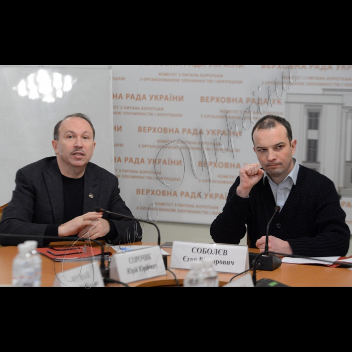 Відбулося засідання Комітету ВРУ з питань запобігання і протидії корупції. Порядок денний:  Організація роботи Комітету. Про впровадження законодавства щодо введення системи електронного декларування, як нової системи фінансового контролю державних службовців .
Завідувач секретаріату Комітету ВРУ з питань запобігання і протидії корупції Юрій Сорочик (ліворуч) та голова комітету Єгор Соболєв