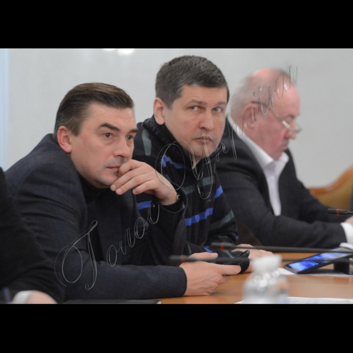 Відбулося засідання Комітету ВРУ з питань запобігання і протидії корупції. Порядок денний:  Організація роботи Комітету. Про впровадження законодавства щодо введення системи електронного декларування, як нової системи фінансового контролю державних службовців .
Секретар Комітету Дмитро Добродомов, заступник голови Комітету Ігор Попов, заступник голови Комітету Віктор Чумак