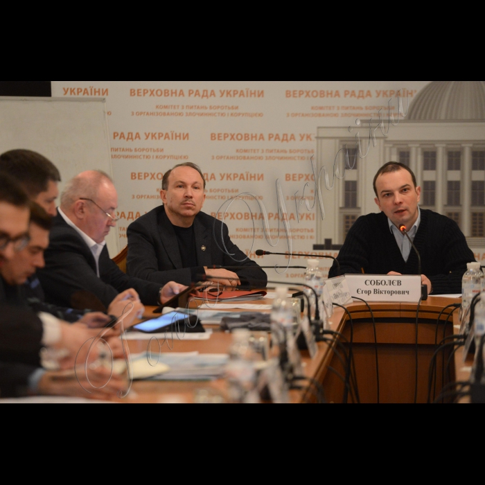 Відбулося засідання Комітету ВРУ з питань запобігання і протидії корупції. Порядок денний:  Організація роботи Комітету. Про впровадження законодавства щодо введення системи електронного декларування, як нової системи фінансового контролю державних службовців .
Завідувач секретаріату Комітету ВРУ з питань запобігання і протидії корупції Юрій Сорочик (ліворуч) та голова комітету Єгор Соболєв