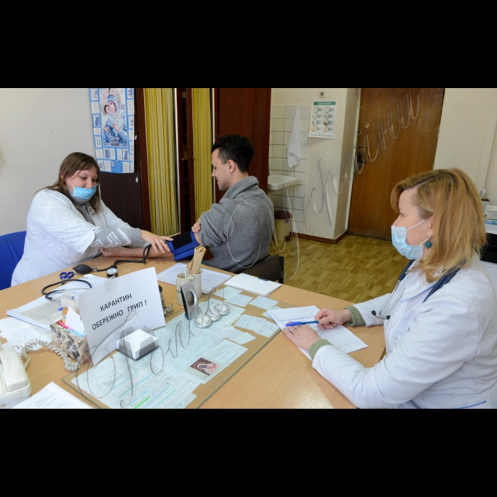 Київ. Оголошено епідемію грипу.
Київська міська студентська поліклініка.