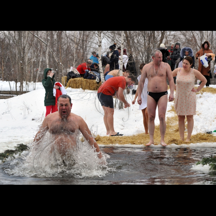 Київ. На «Мамаєвій Слободі»  відбулось свято – «Козацька Ордань»  (Водохреща). Під веселу музику троїстих музик, фольклорні колективи водили «Козу» та щедрували. Всі бажаючі пірнули в крижану ополонку в озері з якого бере початок легендарна річка Либідь.