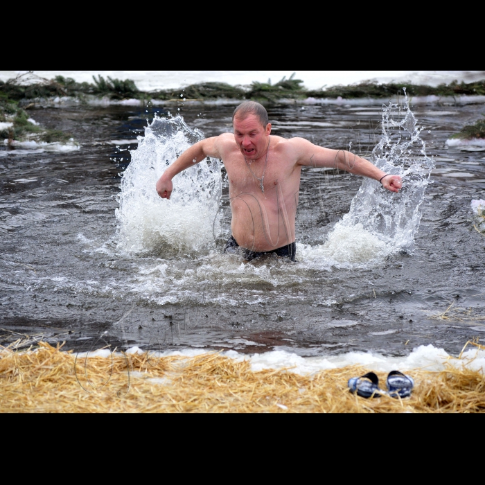 Київ. На «Мамаєвій Слободі»  відбулось свято – «Козацька Ордань»  (Водохреща). Під веселу музику троїстих музик, фольклорні колективи водили «Козу» та щедрували. Всі бажаючі пірнули в крижану ополонку в озері з якого бере початок легендарна річка Либідь.