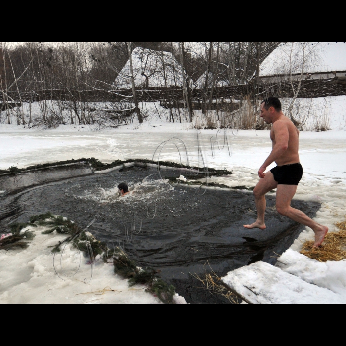 Київ. На «Мамаєвій Слободі»  відбулось свято – «Козацька Ордань»  (Водохреща). Під веселу музику троїстих музик, фольклорні колективи водили «Козу» та щедрували. Всі бажаючі пірнули в крижану ополонку в озері з якого бере початок легендарна річка Либідь.