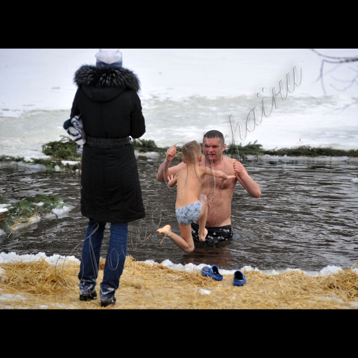 Київ. На «Мамаєвій Слободі»  відбулось свято – «Козацька Ордань»  (Водохреща). Під веселу музику троїстих музик, фольклорні колективи водили «Козу» та щедрували. Всі бажаючі пірнули в крижану ополонку в озері з якого бере початок легендарна річка Либідь.
