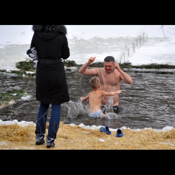 Київ. На «Мамаєвій Слободі»  відбулось свято – «Козацька Ордань»  (Водохреща). Під веселу музику троїстих музик, фольклорні колективи водили «Козу» та щедрували. Всі бажаючі пірнули в крижану ополонку в озері з якого бере початок легендарна річка Либідь.